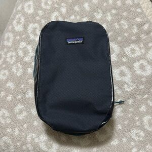 Patagonia black hole cube! New tags removed never used.